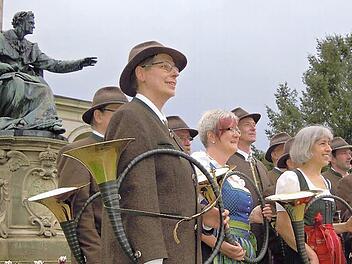 Hornmeisterin Sandra Hornung (vorne) und ihre Jagdhornbläsergruppe Bad Brückenau schauen positiv in die Zukunft.  Foto: Julia Raab