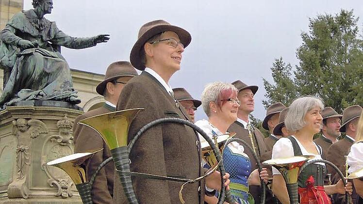 Hornmeisterin Sandra Hornung (vorne) und ihre Jagdhornbläsergruppe Bad Brückenau schauen positiv in die Zukunft.  Foto: Julia Raab