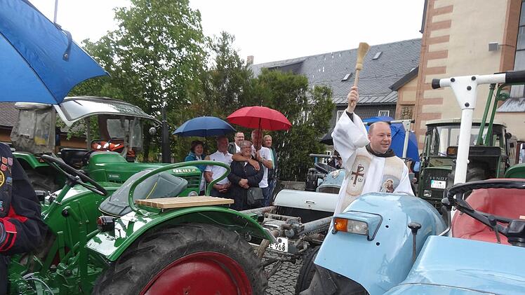 Über 50 Traktoren kamen auf den Kreuzberg. Foto: Marion Eckert