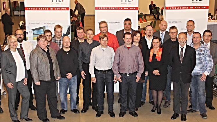 Seit 25 Jahren halten diese Frauen und Männer der Firma FTE die Treue. Darüber freuen sich mit ihnen Michael Müller (Dritter von rechts), Mitglied der Geschäftsleitung, Sabine Tedden (Siebte von rechts), Leiterin Personal FTE Gruppe und Sonja Meister (Zweite von links), Vorsitzende des Betriebsrates. Foto: Helmut Will