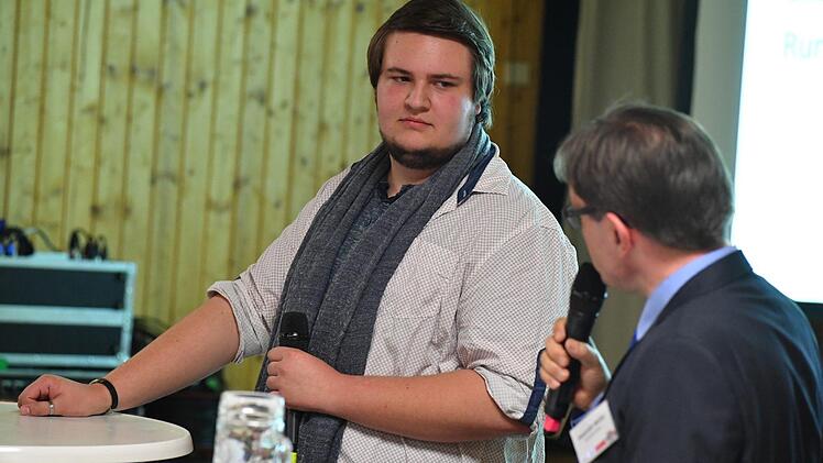 Impressionen vom Diskussionsabend in Stadtsteinach: Jonas Gleich spricht für die Jugend. Foto: Ronald Rinklef