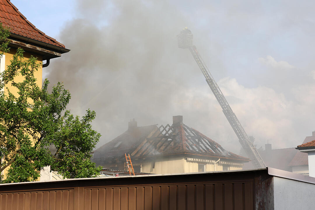 Hocher Schaden bei Brand in zwei Doppelhaushälften in Roth