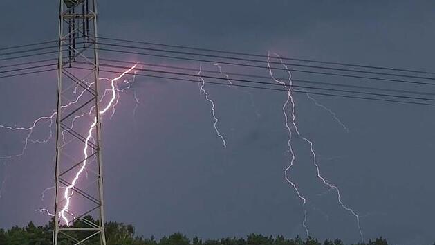 Es hatte sich angedeutet: Nach den hohen hohen Temperaturen gibt es in der Nacht auf Mittwoch in vielen Regionen Frankens starke Gewitter. Foto: Patrick Pleul/dpa