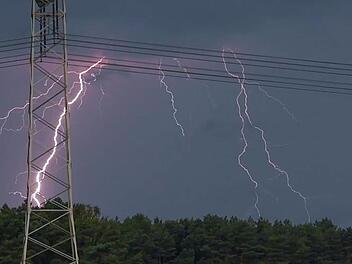 Es hatte sich angedeutet: Nach den hohen hohen Temperaturen gibt es in der Nacht auf Mittwoch in vielen Regionen Frankens starke Gewitter. Foto: Patrick Pleul/dpa