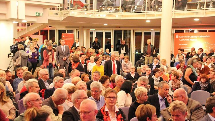 Volles Kongresshaus: Margot Käßmann (Mite, im gelben Kleid) und Sparkassen-Vorstand Roland Vogel auf dem Weg zur Bühne.Ulrike Nauer