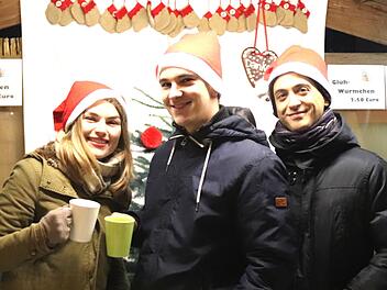 Stimmung in und vor den Buden war bei der Adelsdorfer Schlossweihnacht auch heuer wieder garantiert. Mit einem umfangreichen Programm und den vielen Ständen lockt der Weihnachtsmarkt immer mehr Besucher aus der ganzen Region an. Johanna Blum