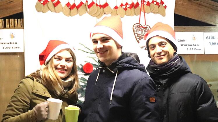 Stimmung in und vor den Buden war bei der Adelsdorfer Schlossweihnacht auch heuer wieder garantiert. Mit einem umfangreichen Programm und den vielen Ständen lockt der Weihnachtsmarkt immer mehr Besucher aus der ganzen Region an. Johanna Blum