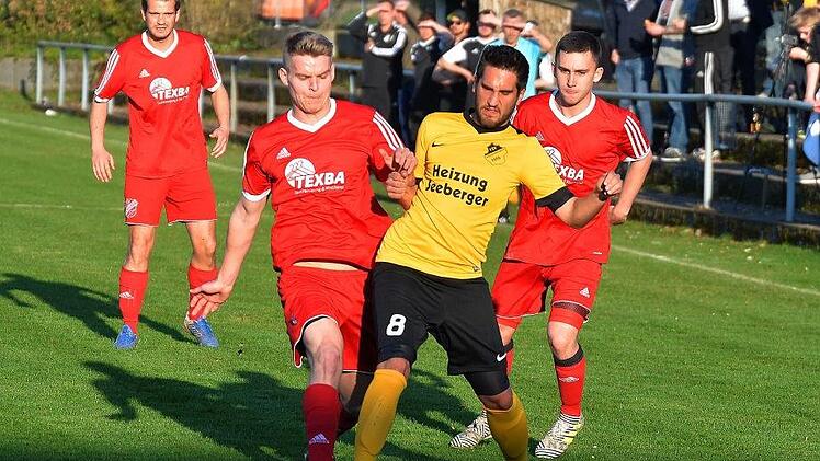 Der FSV Großenseebach (in gelb) und der TSV Hemhofen hätten die drei Punkte im Abstiegskampf der Kreisliga 1 gut gebrauchen können, das 2:2 bringt aber niemanden so richtig voran. Picturedreams