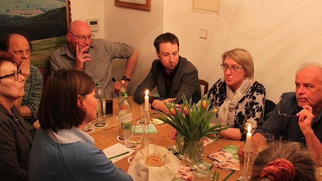 Die Bundestagsabgeordnete der  Gr&uuml;nen, Manuela Rottmann (vorne in blau), im Gespr&auml;ch mit Bad Br&uuml;ckenauer B&uuml;rger in der Klappe Foto: Ulrike M&uuml;ller
