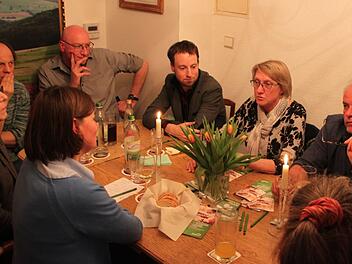 Die Bundestagsabgeordnete der  Grünen, Manuela Rottmann (vorne in blau), im Gespräch mit Bad Brückenauer Bürger in der Klappe Foto: Ulrike Müller