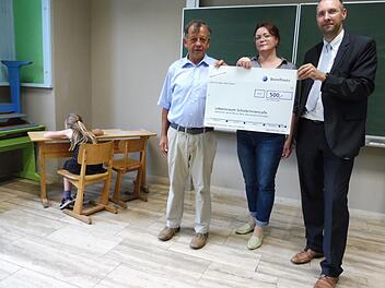 Scheckübergabe (von links) Hans Georg Keßler, Tatiana Sekirina, und Marco Böse  Foto: Laura Wilm