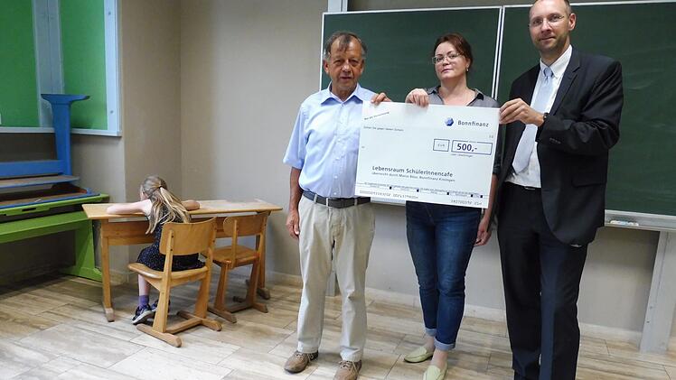 Scheckübergabe (von links) Hans Georg Keßler, Tatiana Sekirina, und Marco Böse  Foto: Laura Wilm