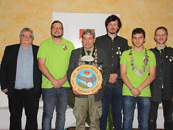 Bei der Inthronisation des Maßbacher Schützenkönigs (von links): stellvertretender Bürgermeister Wolfgang Rützel, 2. Ritter Christian Gabriel, Schützenkönig Johannes Stenzel, 1. Ritter Benjamin Frank, Jugendkönig Lucas Schöller und Schützenmeister Tim Fuhl.  Foto: Daniel Wiener