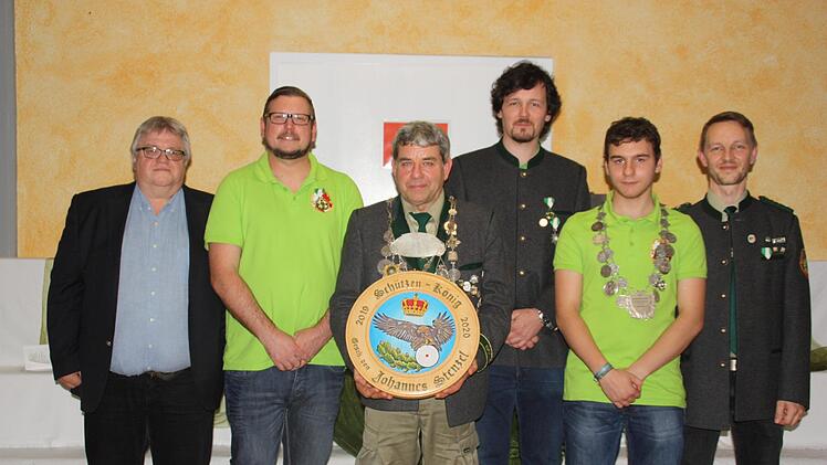 Bei der Inthronisation des Maßbacher Schützenkönigs (von links): stellvertretender Bürgermeister Wolfgang Rützel, 2. Ritter Christian Gabriel, Schützenkönig Johannes Stenzel, 1. Ritter Benjamin Frank, Jugendkönig Lucas Schöller und Schützenmeister Tim Fuhl.  Foto: Daniel Wiener