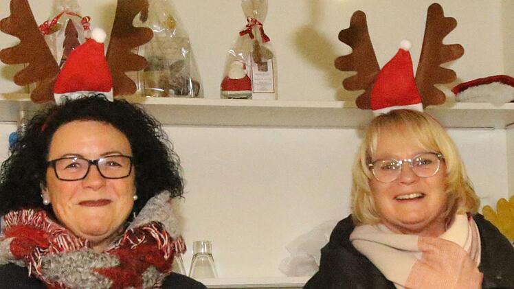 Auf das richtige weihnachtliche Outfit achteten die  Verkäuferinnen und die Besucher. Foto: Michael Stelzner