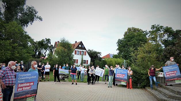 Bei einer Protestaktion vor der Himmelkroner Gemeinderatssitzung verdeutlichte Klaus Emmerich noch einmal - wie von der BR am Dienstag ausf&uuml;hrlich berichtet - die Argumente der Gegner des neuen Gewerbegebiets.