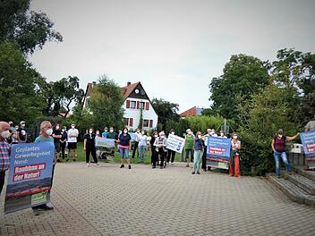 Bei einer Protestaktion vor der Himmelkroner Gemeinderatssitzung verdeutlichte Klaus Emmerich noch einmal - wie von der BR am Dienstag ausführlich berichtet - die Argumente der Gegner des neuen Gewerbegebiets.