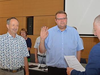 Wurden am Montag neu vereidigt: die Kreisräte Norbert Schmäling (ÖDP) und Andreas Trägner (Freie Wähler).