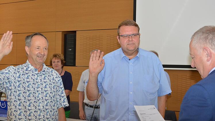 Wurden am Montag neu vereidigt: die Kreisräte Norbert Schmäling (ÖDP) und Andreas Trägner (Freie Wähler).