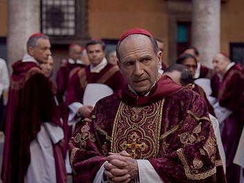 Kardinal Lawrence (Ralph Fiennes) hat als Organisator der Papstwahl in "Konklave" keine leichte Aufgabe.