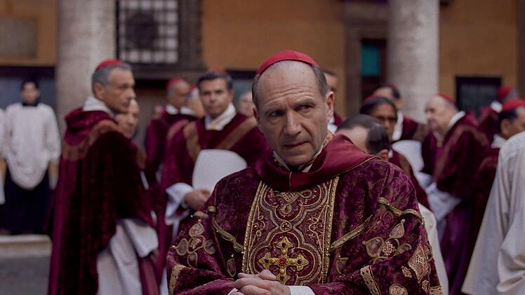 Kardinal Lawrence (Ralph Fiennes) hat als Organisator der Papstwahl in "Konklave" keine leichte Aufgabe.
