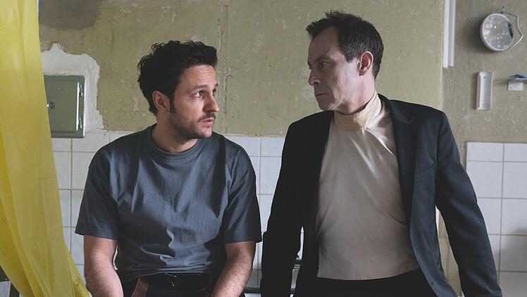 Reiner (Dimitrij Schaad, links) und sein Tod Morten de Sarg (Marc Hosemann) wissen, dass es bald zu Ende gehen muss.