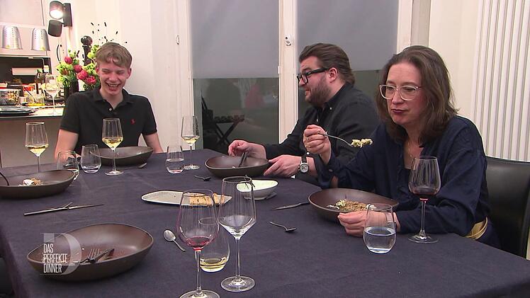 Noah (19) ist bester Laune, w&auml;hrend Daniela (53) und Gregor (41) im Risotto schwelgen