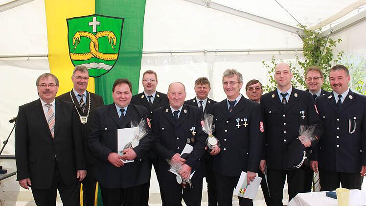 Die Geehrten Reisenweber, Roth, Schorn und Ender (vorn von links) mit ihren "Chefs". Fotos: Katharina Becht