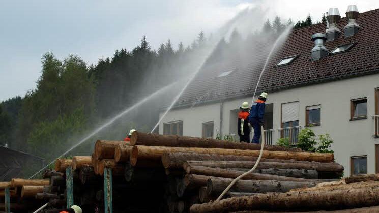 Außenangriff der Feuerwehr Schnaid vom Gelände der Firma Müller-Lisa aus  Fotos: Susanne Deuerling