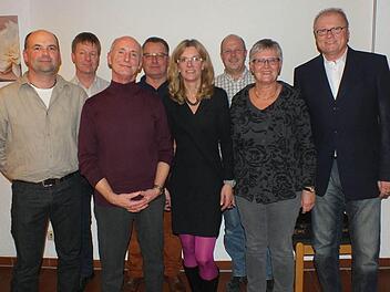 Mario Röschlein, Manfred Welker, Paul Wewetzer, Clemens Welker, Ulrike Paulick, Ralf Wenisch, Anita Glaß und Walter Wagner (v. l.) gehören zu Aufsichtsrat und Vorstand der Baugenossenschaft. Foto: privat