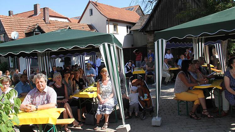 Viele Gäste wohnten gestern der Segnungsfeier des neunen Wohnheims von Regens Wagner in Redwitz bei.