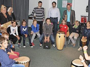 Werbetrommel gerührt: Die Mittelschüler der Musikneigungsgruppe mit Gabriele Ullmann, Johanna Jackel und Bozena Matusiewicz-Miener (vom Soroptimist-Club Bamberg), Alexander Schug und Fabian Unsleber von der Musikschule sowie Mittelschul-Rektor Philipp Arnold (stehend von links).  Fotos: Ralf Kestel