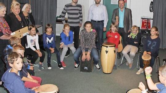 Werbetrommel gerührt: Die Mittelschüler der Musikneigungsgruppe mit Gabriele Ullmann, Johanna Jackel und Bozena Matusiewicz-Miener (vom Soroptimist-Club Bamberg), Alexander Schug und Fabian Unsleber von der Musikschule sowie Mittelschul-Rektor Philipp Arnold (stehend von links).  Fotos: Ralf Kestel
