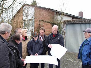 Vor Ort informierten sich die Bauausschussmitglieder über die Pläne. Das Haus im Hintergrund soll abgerissen und durch drei Reihenhäuser ersetzt werden.  Fotos: Andreas Dorsch