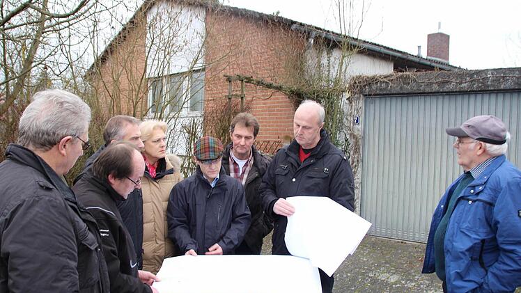 Vor Ort informierten sich die Bauausschussmitglieder über die Pläne. Das Haus im Hintergrund soll abgerissen und durch drei Reihenhäuser ersetzt werden.  Fotos: Andreas Dorsch
