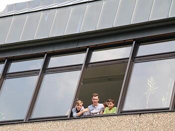 Die Fenster in der Maßbacher Mittelschule sind in die Jahre gekommen. Sie lassen sich beispielsweise nur noch schwer öffnen. Außerdem sind sie energetisch längst nicht mehr auf aktuellem Stand. Foto: Heike Beudert