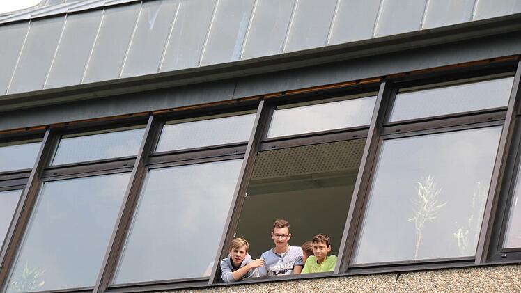 Die Fenster in der Maßbacher Mittelschule sind in die Jahre gekommen. Sie lassen sich beispielsweise nur noch schwer öffnen. Außerdem sind sie energetisch längst nicht mehr auf aktuellem Stand. Foto: Heike Beudert