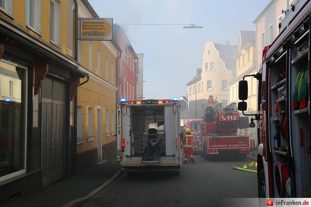 Sieben Verletzte bei Wohnhausbrand im Kreis Hof– 34-Jährige schwebt in Lebensgefahr