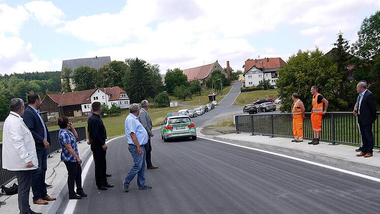 Die haben es aber eilig: Die Ehrengäste standen für das Polizeiauto im Einsatz Spalier.Berthold Köhler
