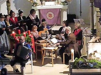 In stimmungsvoller Beleuchtung erklangen weihnachtliche Weisen in der St-Laurentius-Kirche. Foto: Pöhlmann