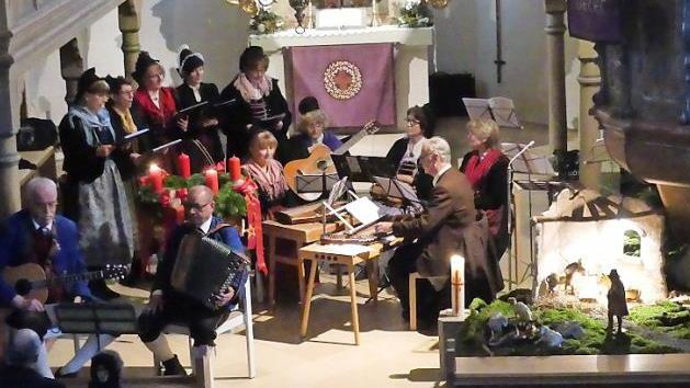 In stimmungsvoller Beleuchtung erklangen weihnachtliche Weisen in der St-Laurentius-Kirche. Foto: Pöhlmann