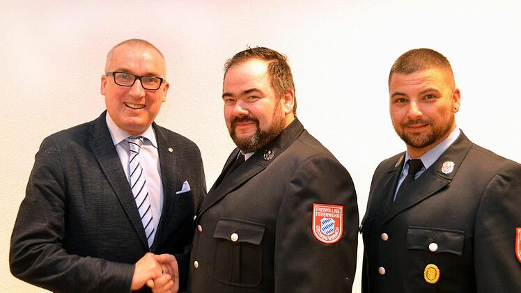 Bürgermeister Andreas Sandwall gratuliert der neuen Großenbracher Feuerwehrführung. Auf unserem Foto von links: Andreas Sandwall, Kommandant Christian Albert und stellvertretender Kommandant Matthias Kutscher. Foto: Peter Rauch