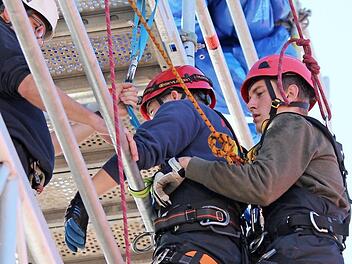 Richtige Sicherung ist das A und O bei der Arbeit mit dem "Ger&auml;tesatz Absturzsicherung". Foto: privat
