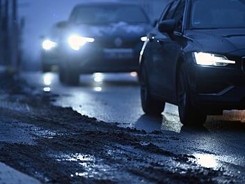 Fr&auml;nkische Stra&szlig;e wird zur Gl&auml;tte-Falle: F&uuml;nf Autos in 30 Minuten verunfallt