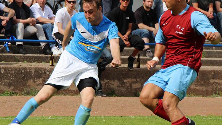 Tobias Clöber (TSV Sulzfeld) schlägt am Sommerhäuser Norman Walter vorbei eine Flanke in den Strafraum. Foto: Thomas