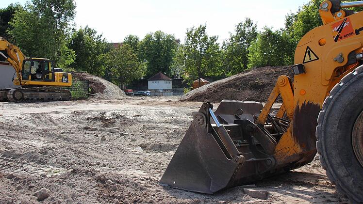 Nun kann man von der Georg-Nadler-Straße bis zum Toilettenhäuschen an der Stadtmauer blicken.  Foto: Eckehard Kiesewetter