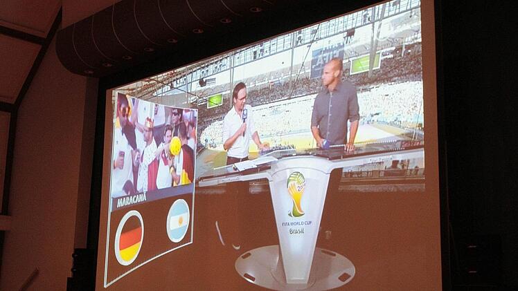 Per Beamer und Großbildleinwand konnten die Kulmbacher das Spiel verfolgen.