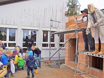 Zimmerer Markus Völk und Bürgermeisterin Susanne Grebner ließen Süßigkeiten auf die Kinder "herabregnen". Foto: Heike Schülein