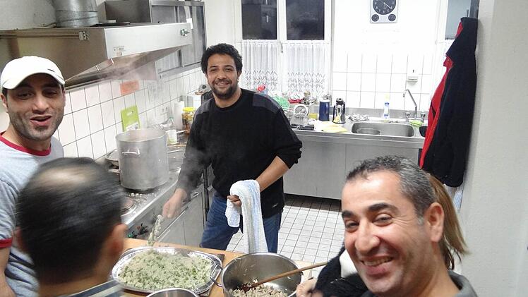 Der Chefkoch: Kasem aus Syrien (Mitte) , der in Jesserndorf wohnt, hat den Männern in Bramberg beim Kochen geholfen. In Damaskus hat er zusammen mit seiner Frau ein Restaurant betrieben. Foto: Johanna Eckert