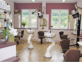 Der Salon im Kurstift von Friseurmeister Gerhard Kehm erstrahlt in neuem Glanz. Foto: PR